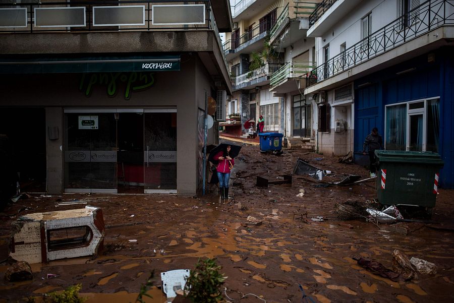 Las calles de Mandra se han convertido en torrentes por las lluvias
