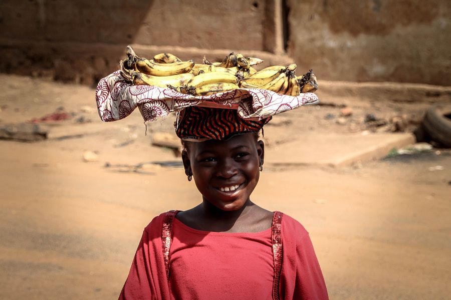Una niña de 10 años vende plátanos en la ciudad de Bamako