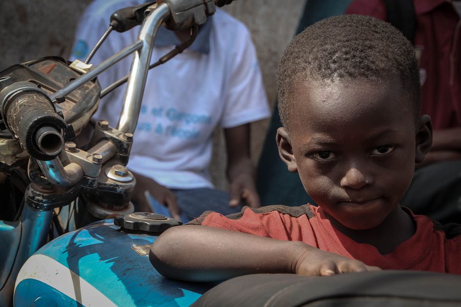Gaouso Traoré, de seis años, aprende el oficio de mecánico en sus vacaciones y tiempo libre