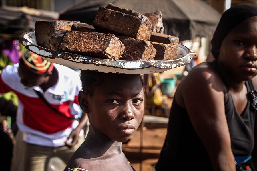 Un niño trabaja en la venta ambulante en el mercado de Koutiala