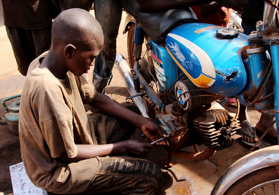 Abdu es uno del millón de niños malienses que no va a la escuela para ir al trabajo