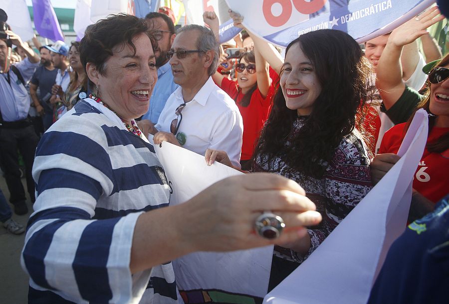 Beatriz Sánchez, candidata del Frente Amplio, saluda a sus simpatizantes en un acto electoral