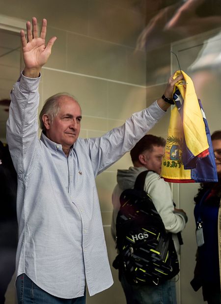 Antonio Ledezma enarbola la bandera venezolana en Bogotá