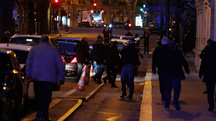 El primer ministro dimisionario libanés Saad Hariri llega a su casa de París