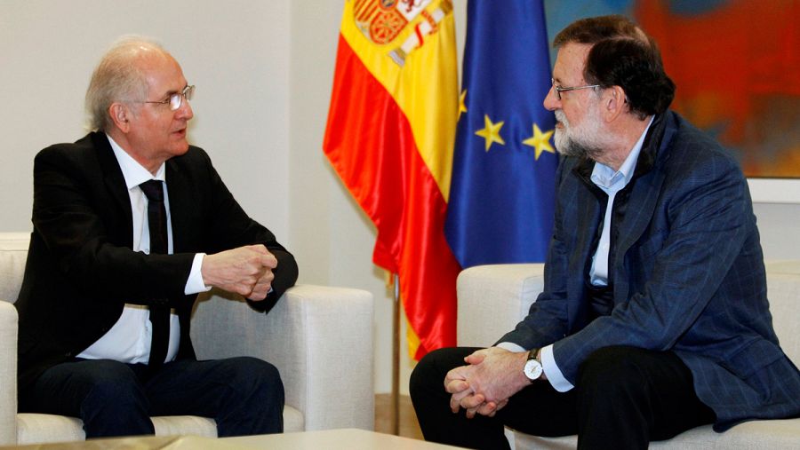 El presidente del Gobierno, Mariano Rajoy, ha recibido en el Palacio de la Moncloa al opositor venezolano Antonio Ledezma