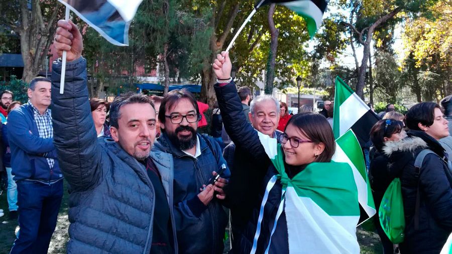 Asistentes a la manifestación por un tren digno para Extremadura celebrada en Madrid