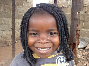 Laina posa con sus trenzas postizas