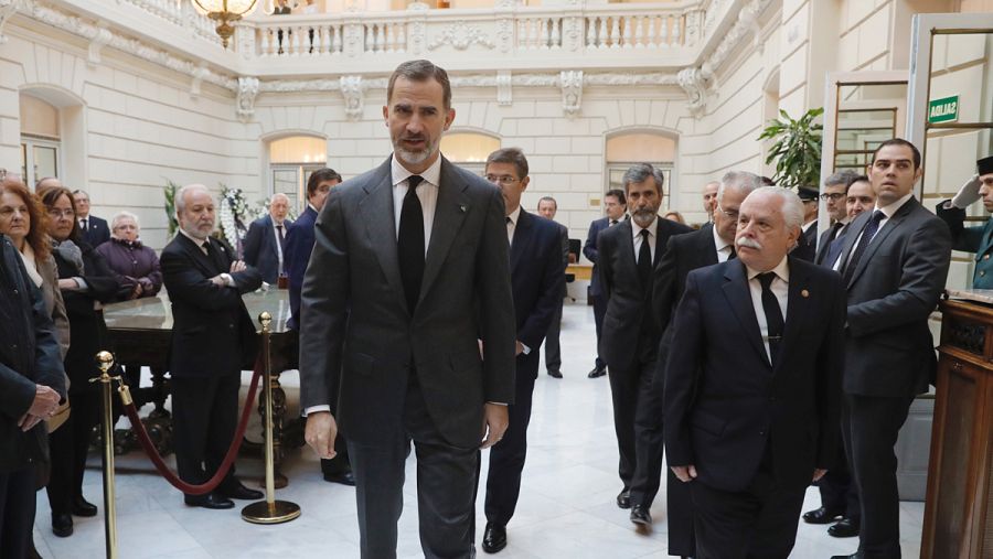 El rey Felipe VI en la capilla ardiente del fiscal general del Estado