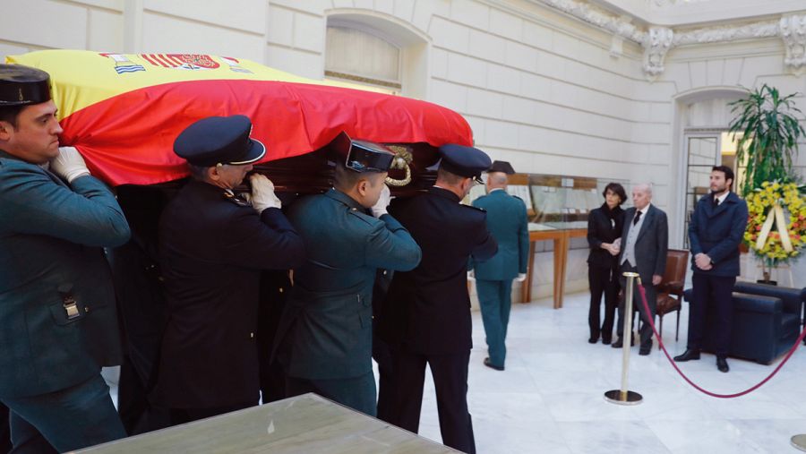 El padre de José Manuel Maza  presencia la llegada del féretro con los restos mortales de su hijo a la capilla ardiente