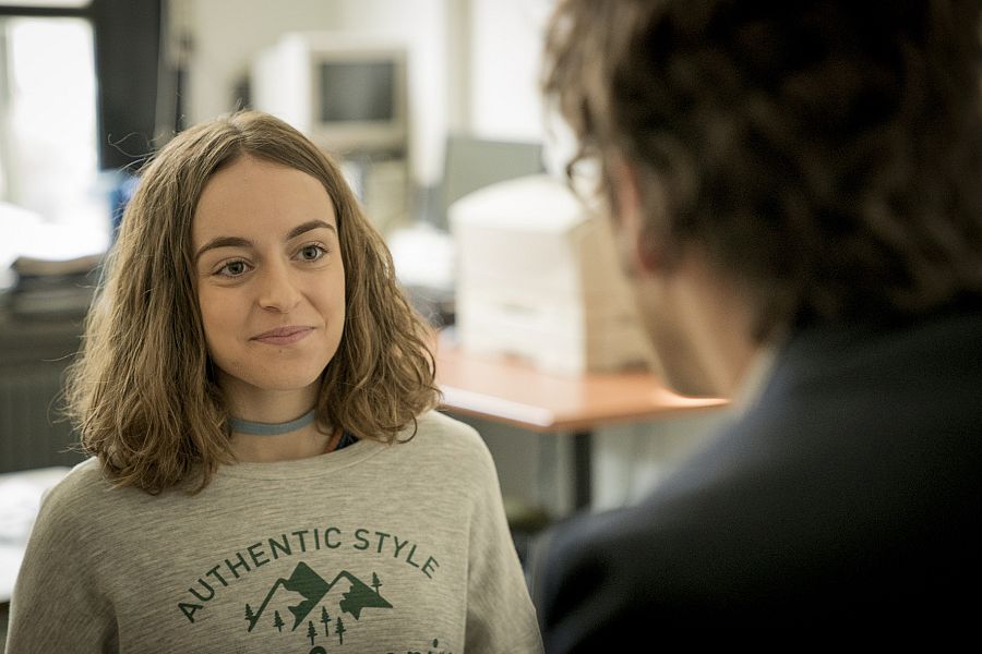 El profesor le propone a Bea participar en un concurso de ciencias