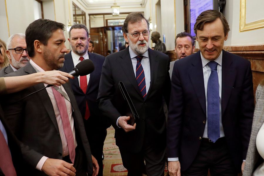 El presidente del Gobierno, Mariano Rajoy, con el portavoz parlamentario del PP, Rafael Hernando