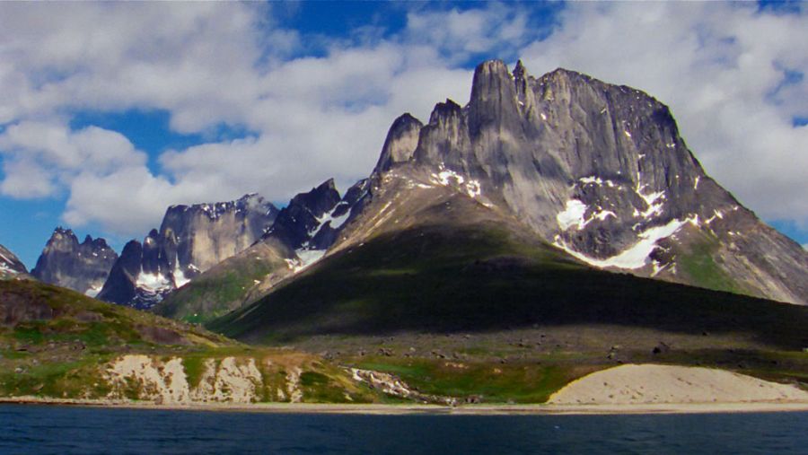 El monte Nalumasortoq, el 'Gran muro blanco'. tiene 2.000 metros de altitud y tres espectaculares pilares. Abrir una nueva vía en esta hermosa muralla se convirtió en nuestro objetivo