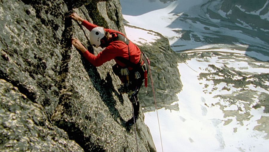 La 'Tierra Verde' es un lugar de excepción para la aventura: cuenta con numerosas montañas accesibles desde sus fiordos con paredes cuya verticalidad asusta