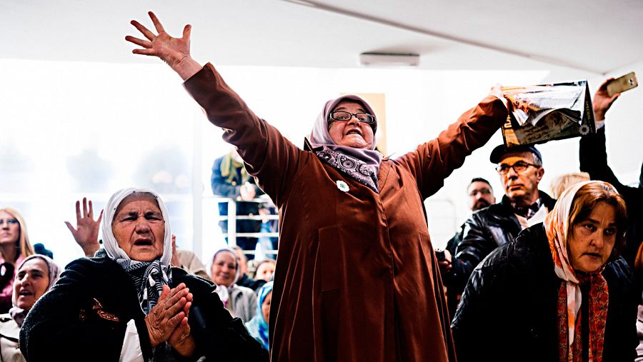 Las Madres de Srebrenica reunidas en el memorial de la masacre celebran la sentencia contra Ratko Mladic
