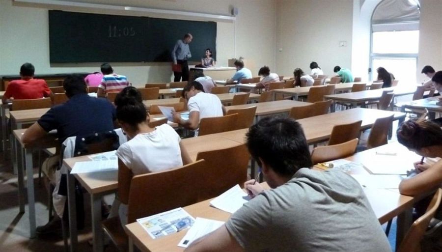 Profesor enseñando a sus alumnos