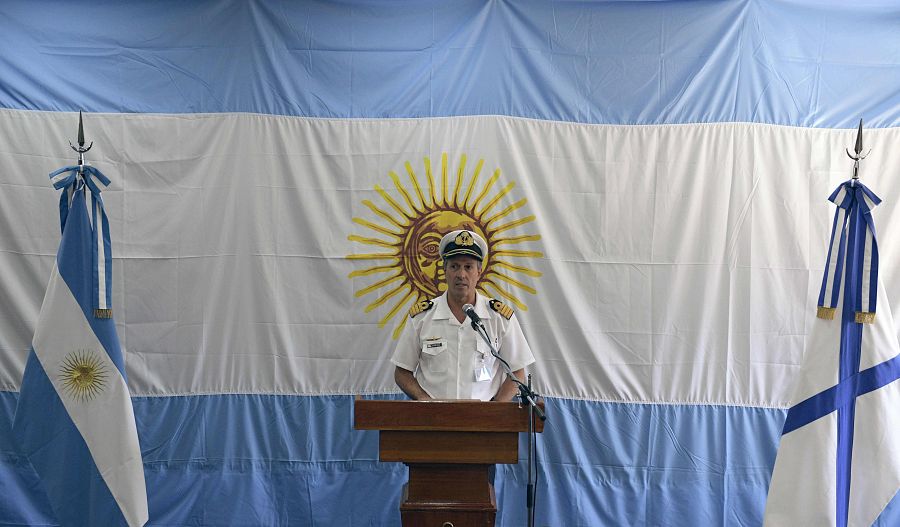 El portavoz de la Armada argentina, capitán Enrique Balbi, durante la rueda de prensa en Buenos Aires