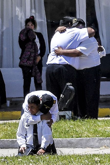 Los allegados de la tripulación se duelen tras conocer la explosión que sufrió el submarino 'ARA San Juan'
