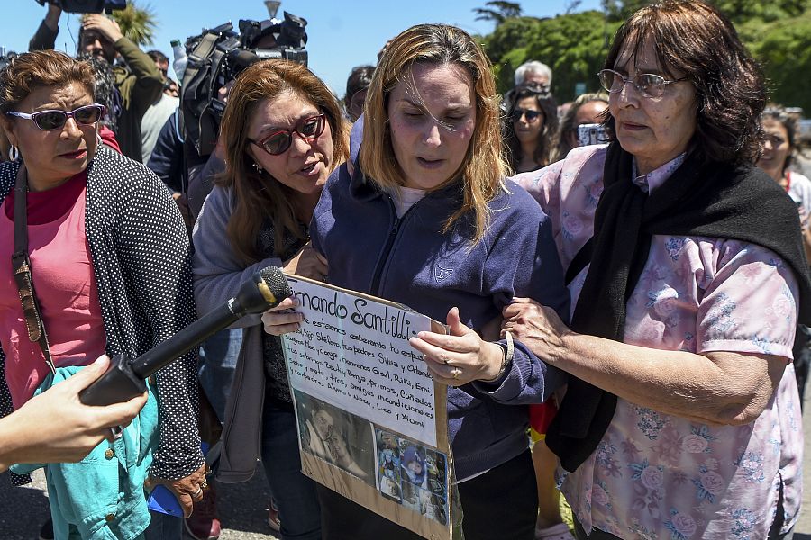 Jessica Gopar, la esposa del cabo Fernando Santilli, con el cartel de apoyo que pensaba colgar en la base naval de Mar del Plata