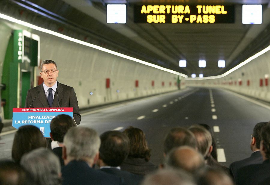 El alcalde de Madrid, Alberto Ruiz-Gallardón, durante la inauguración del túnel Sur del bypass Sur de la M-30