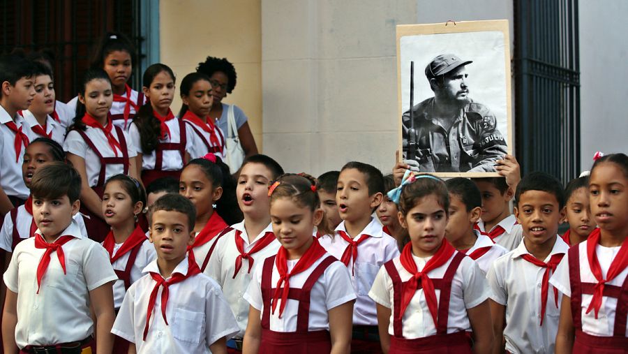 Niños participan en un homenaje por el primer aniversario de la muerte de Fidel Castro en La Habana