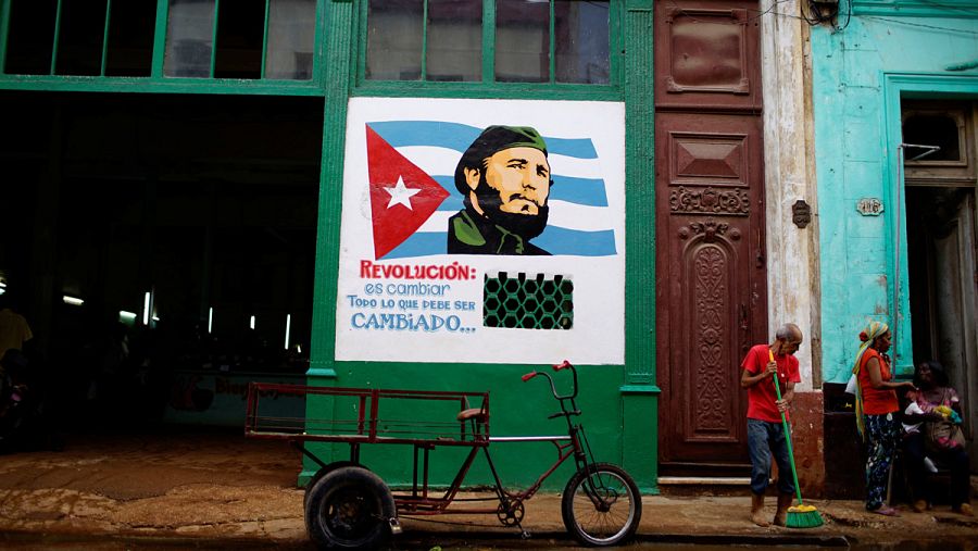Una pintura de Fidel Castro sobre un texto que dice así: 