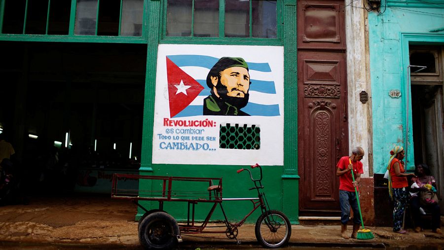 Una pintura de Fidel Castro sobre un texto que dice así: 