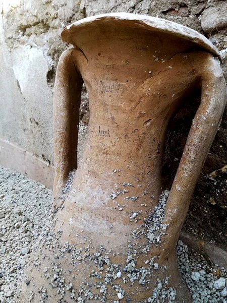 Una de las catorce ánforas encontradas en el yacimiento arqueológico de Pompeya