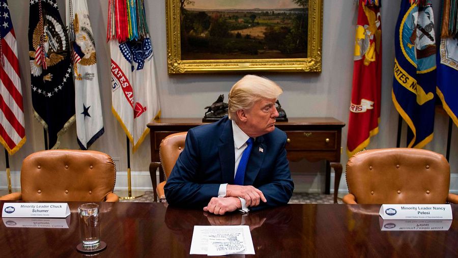 Donald Trump sentado a la mesa entre las sillas vacías de Chuck Schumer, líder de la minoría demócrata en el Senado, y Nancy Pelosi, líder demócrata en la Cámara de Representantes
