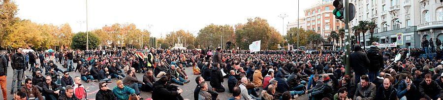 Sentada de los taxistas en la Plaza de Neptuno de Madrid para protestar contra las licencias VTC