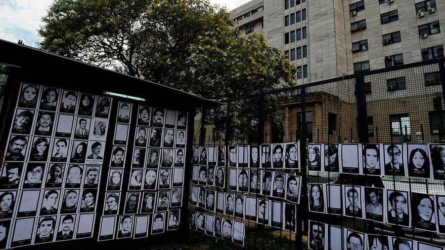 Fotografías de los desaparecidos durante la dictadura militar argentina delante del Tribunal Federal en Buenos Aires