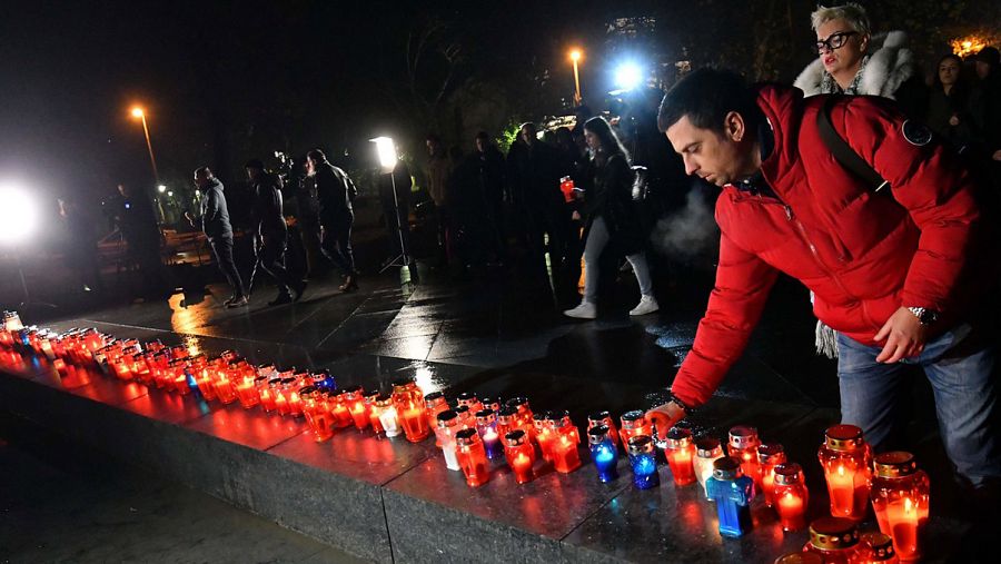 Residentes croatas de Mostar encienden velas por el general Slobodan Praljak