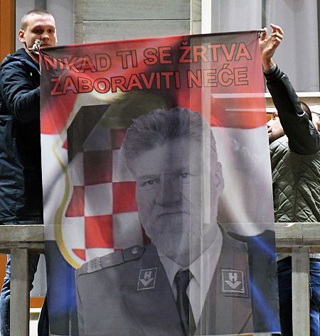 Bosnio-croatas de Mostar despliegan una bandera con la imagen del general Slobodan Praljak