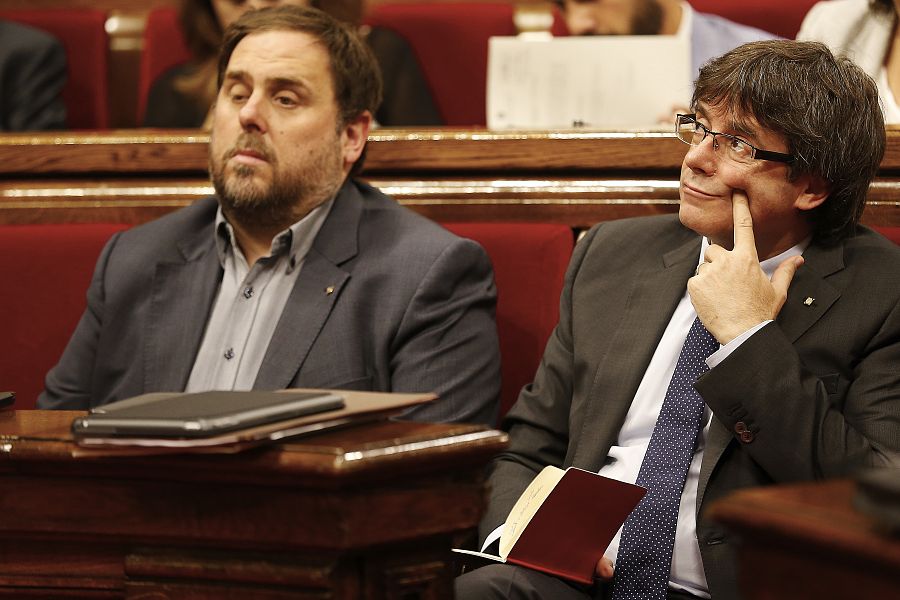 Puigdemont y Junqueras en el Parlament de Cataluña (EFE).