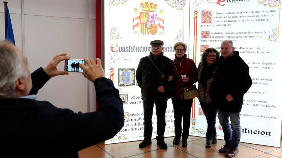 Un grupo de personas se fotografía delante de texto constitucional en el Congreso
