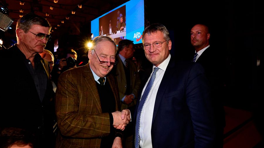 El presidente de AfD Jörg Meuthen es felicitado por el cofundador del partido Alexander Gauland