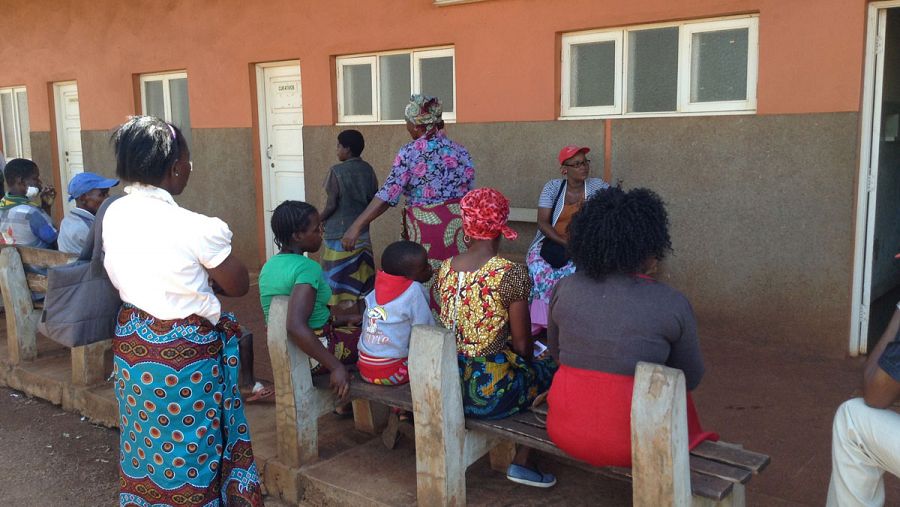 Varias personas esperan en el puesto de salud de Massaca, Mozambique