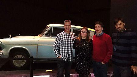 Arturo Martín, junto al 'coche volador' con Verónica Basanta, Pablo Reyna y Fernando Vidal