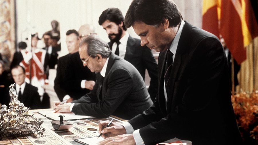 Manuel Marín, con barba, durante la firma del tratado de adhesión de España a la CEE