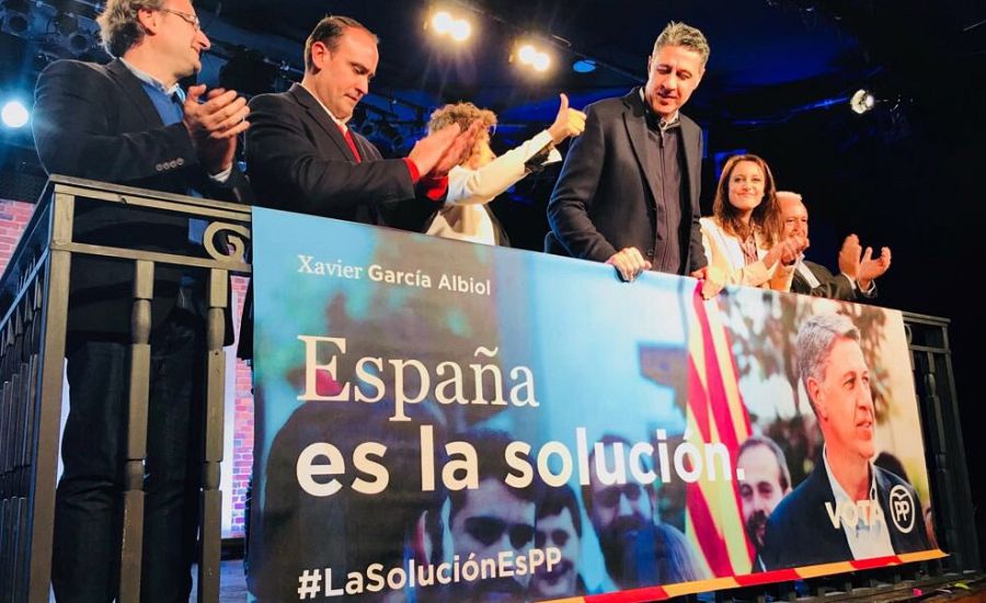 Xavier García-Albiol, tras uno de sus carteles de campaña
