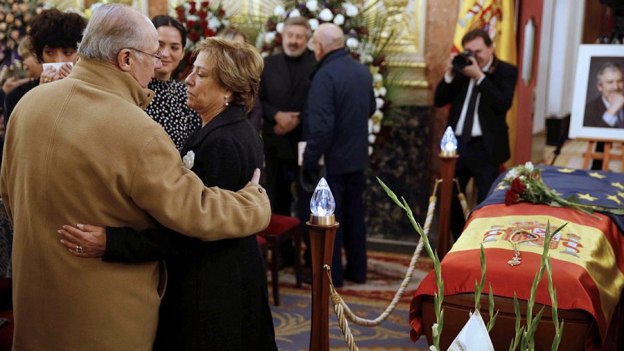 El exvicepresidente del Gobierno Rodrigo Rato da el pésame a la viuda de Manuel Marín