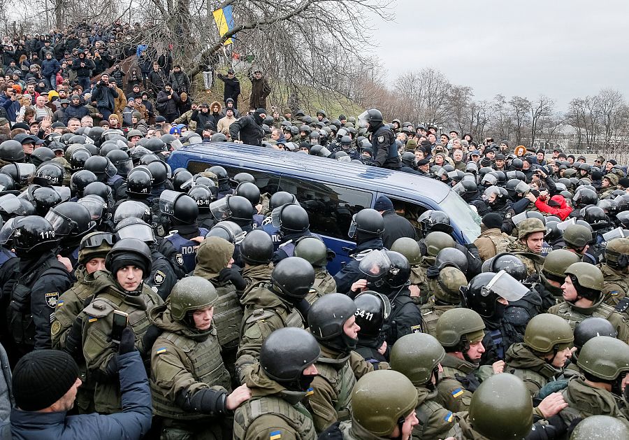 Los seguidores de Saakashvili bloquean el furgón policial en el que los agentes de las fuerzas de seguridad trataban de llevarselo detenido