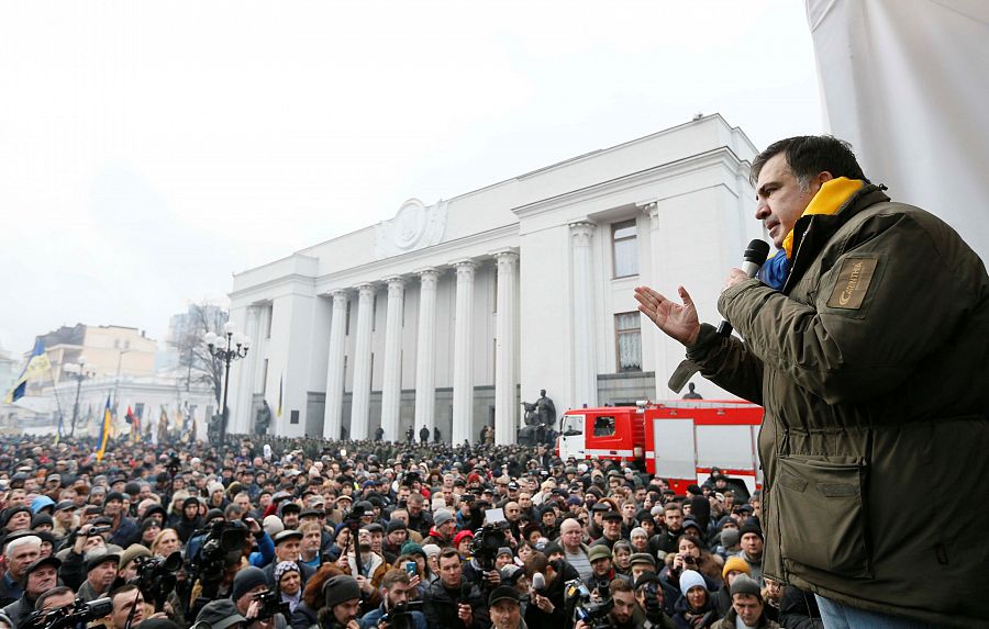 Mijaíl Saakashvili se dirige a los miles de manifestantes que se han congregado en las calles de Kiev