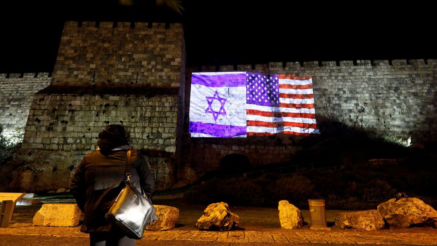 Las banderas de EE.UU. e Israel proyectadas en el muro de Jerusalén