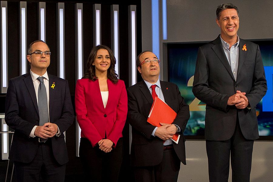 La altura de Xavier García Albiol destacaba en la foto del debate de candidatos.