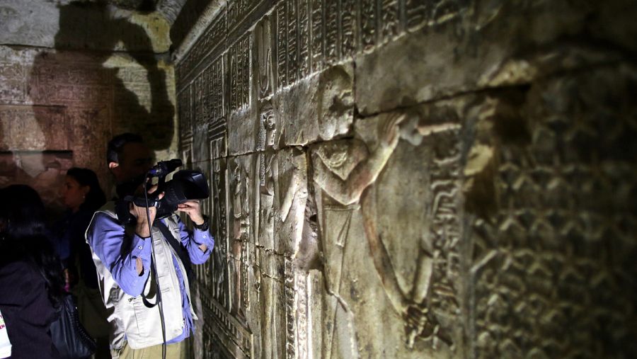 Un hombre con una videocámara graba en el interior del Templo de Hatshepsut