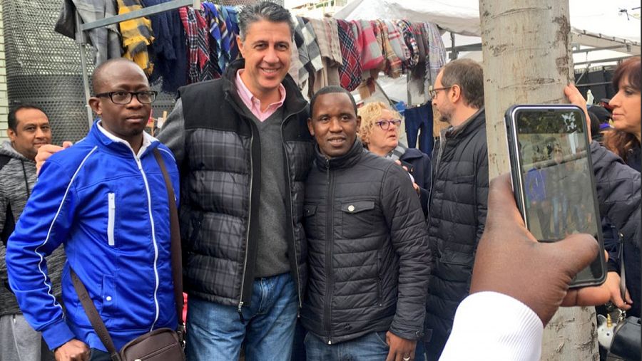 El candidato del PPC, Xavier García Albiol, visita el mercadillo de Los Pajaritos en L'Hospitalet