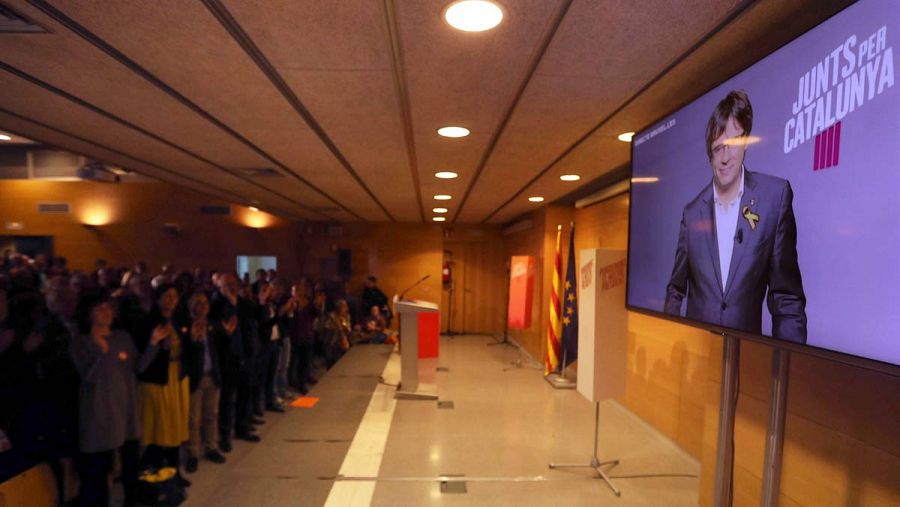 Puigdemont participa por videoconferencia en un mitin de Junts per Catalunya.