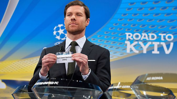 Xabi Alonso saca la bola del PSG, rival del Real Madrid.