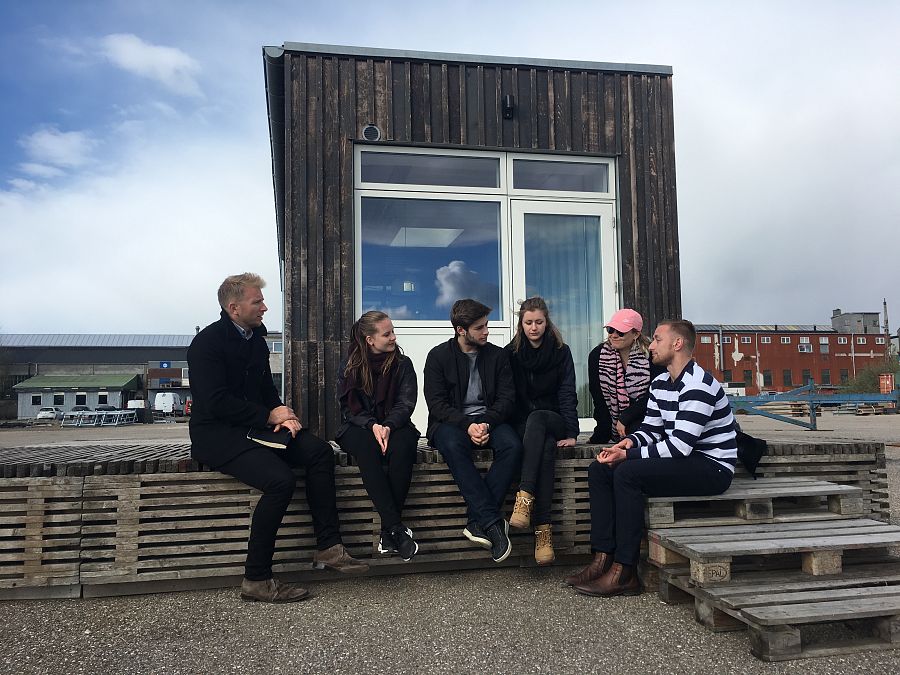 Jóvenes y casa contenedor