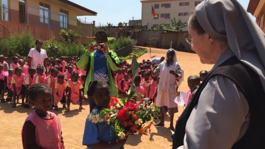 Montserrat del Pozo en el colegio Nazaret de Loum Ville (Camerún)